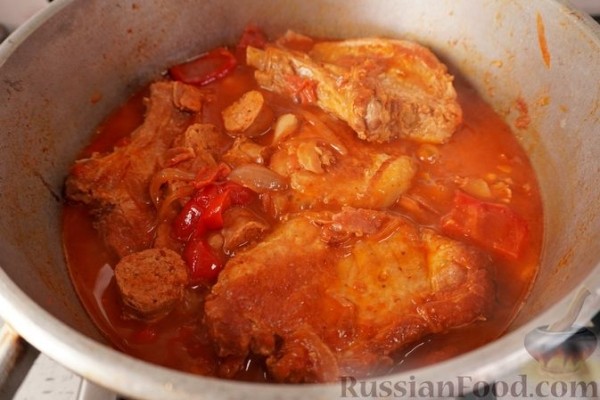 Свинина, тушенная с колбасками по-дебреценски