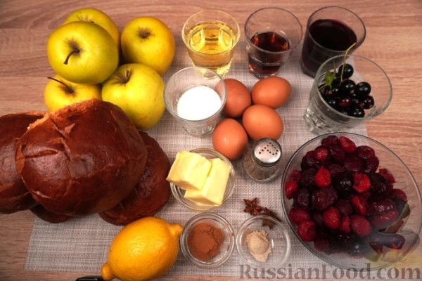 Шарлотка из сдобных булочек, с яблоками, вишней и смородиновым соусом