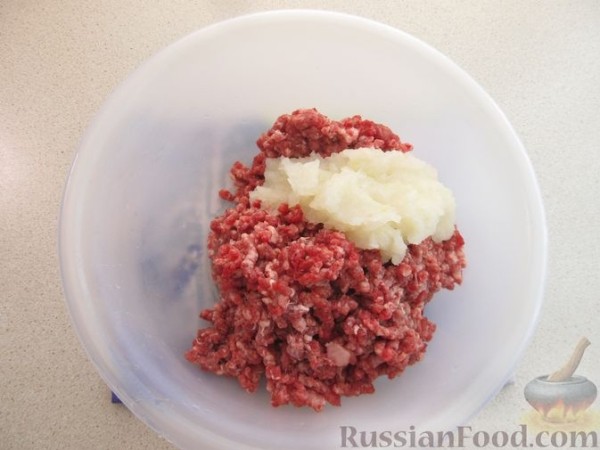 Лук, фаршированнный мясом, запеченный с картофелем