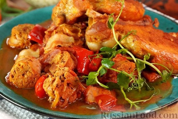 Свинина, тушенная с колбасками по-дебреценски