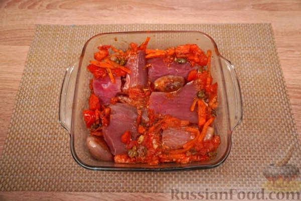 Тунец, запечённый с овощами, каперсами и фетой