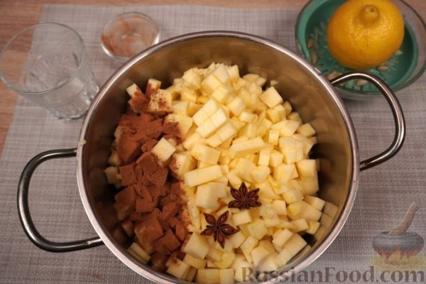 Шарлотка из сдобных булочек, с яблоками, вишней и смородиновым соусом