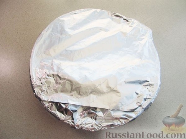 Лук, фаршированнный мясом, запеченный с картофелем