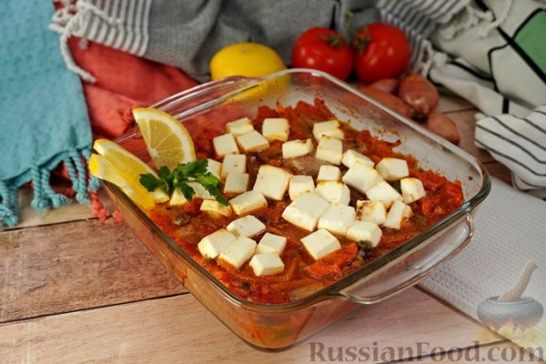 Тунец, запечённый с овощами, каперсами и фетой