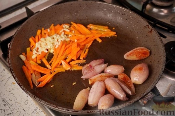 Тунец, запечённый с овощами, каперсами и фетой