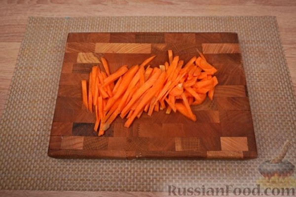 Тунец, запечённый с овощами, каперсами и фетой