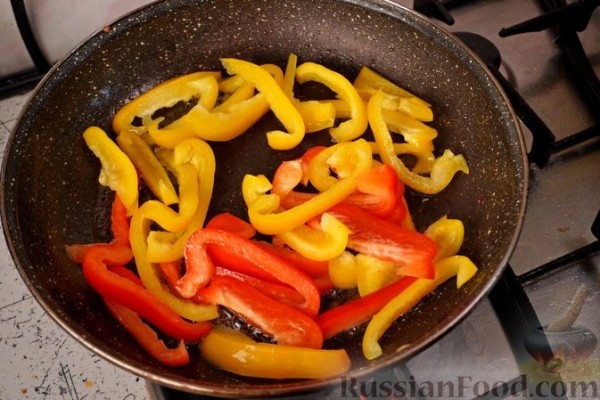 Салат c куриным филе и жареными овощами