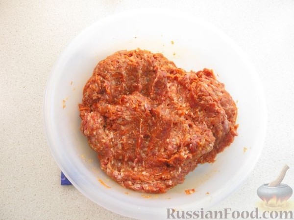Лук, фаршированнный мясом, запеченный с картофелем