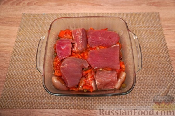 Тунец, запечённый с овощами, каперсами и фетой