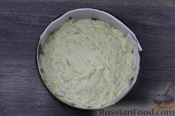 Заливной пирог из кабачкового теста, с яйцами, луком и плавленым сыром
