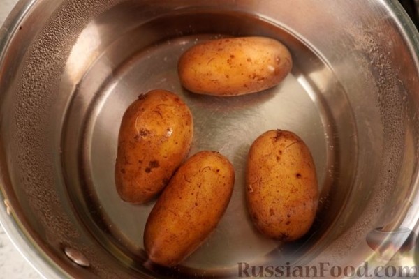 Картофельный салат с яйцами и огурцами