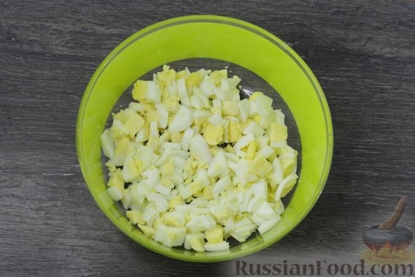 Заливной пирог из кабачкового теста, с яйцами, луком и плавленым сыром