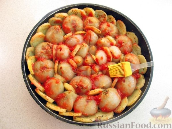 Лук, фаршированнный мясом, запеченный с картофелем