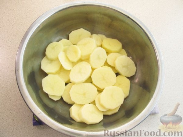 Лук, фаршированнный мясом, запеченный с картофелем