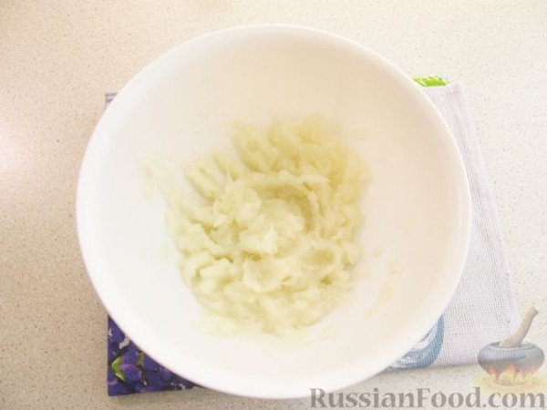 Лук, фаршированнный мясом, запеченный с картофелем