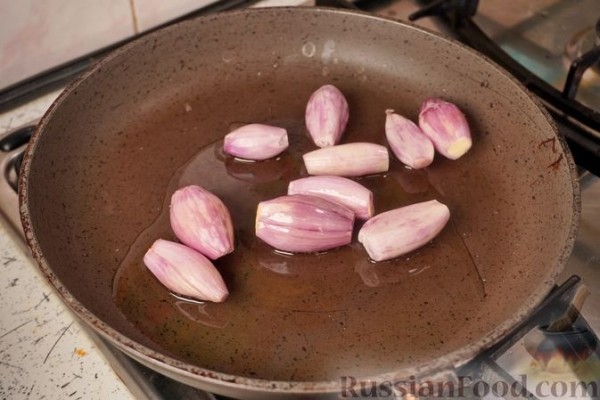 Тунец, запечённый с овощами, каперсами и фетой