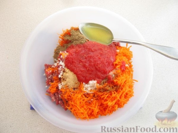 Лук, фаршированнный мясом, запеченный с картофелем