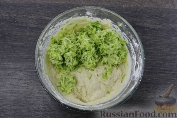 Заливной пирог из кабачкового теста, с яйцами, луком и плавленым сыром