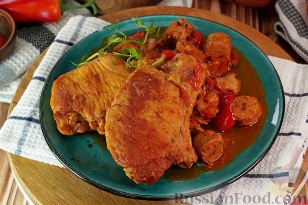 Свинина, тушенная с колбасками по-дебреценски