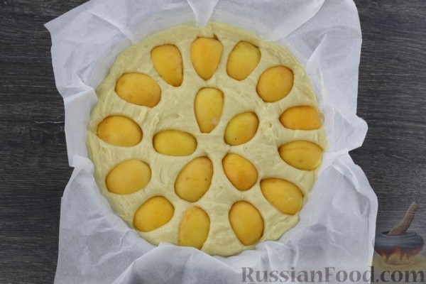 Пирог с абрикосами и миндалём
