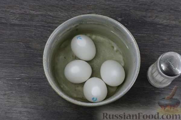 Заливной пирог из кабачкового теста, с яйцами, луком и плавленым сыром