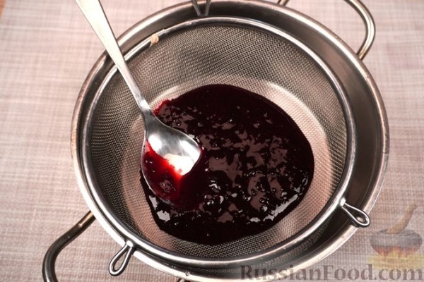 Шарлотка из сдобных булочек, с яблоками, вишней и смородиновым соусом