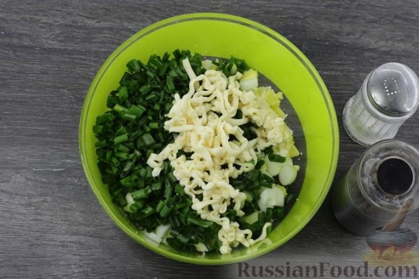 Заливной пирог из кабачкового теста, с яйцами, луком и плавленым сыром
