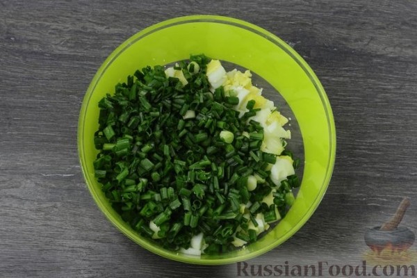 Заливной пирог из кабачкового теста, с яйцами, луком и плавленым сыром