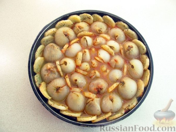 Лук, фаршированнный мясом, запеченный с картофелем