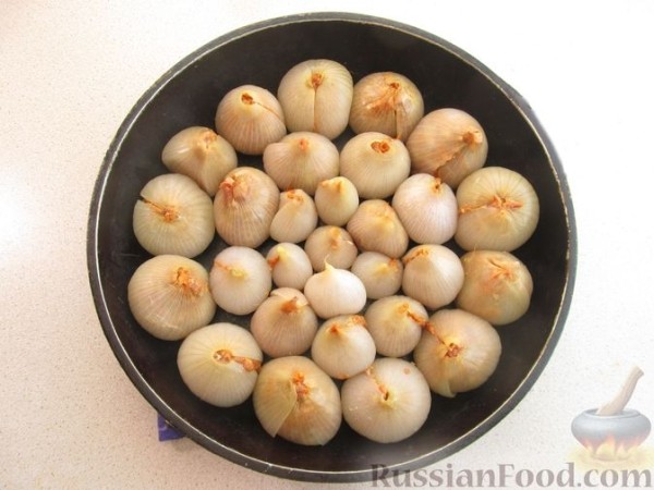 Лук, фаршированнный мясом, запеченный с картофелем