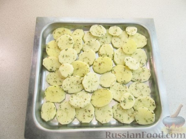 Лук, фаршированнный мясом, запеченный с картофелем