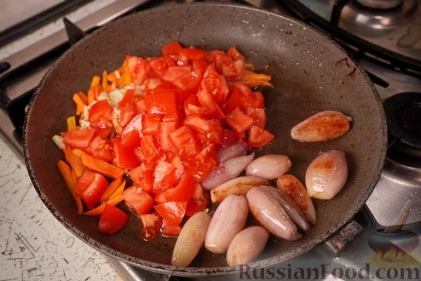 Тунец, запечённый с овощами, каперсами и фетой