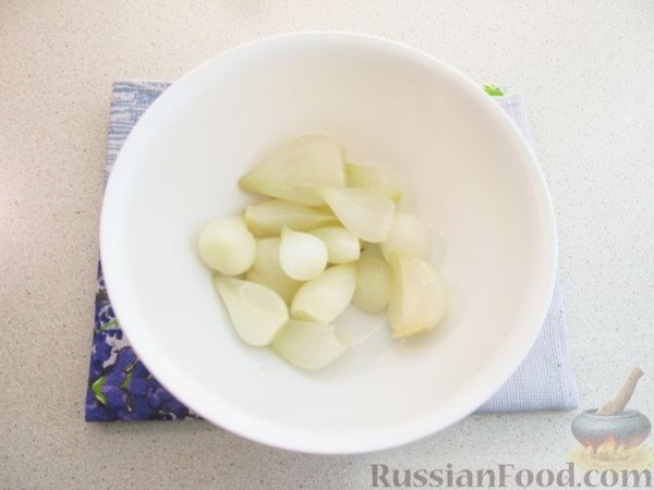 Лук, фаршированнный мясом, запеченный с картофелем