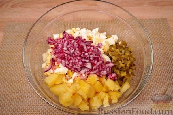 Картофельный салат с яйцами и огурцами