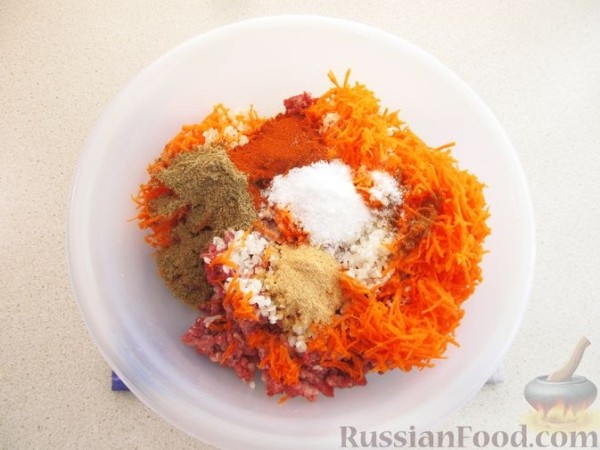 Лук, фаршированнный мясом, запеченный с картофелем