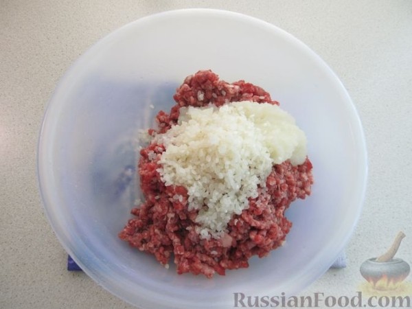 Лук, фаршированнный мясом, запеченный с картофелем