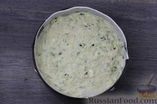 Заливной пирог из кабачкового теста, с яйцами, луком и плавленым сыром