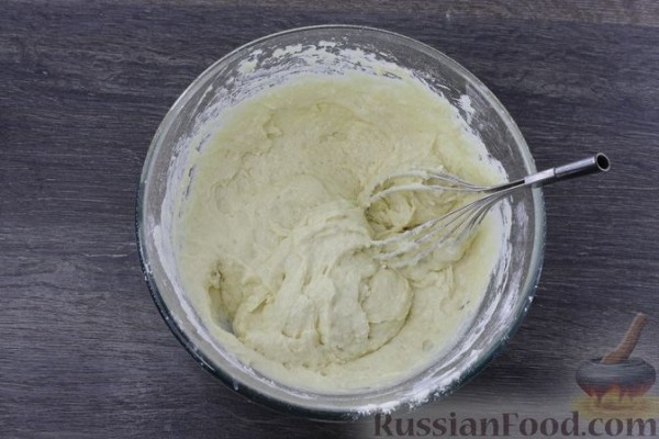 Заливной пирог из кабачкового теста, с яйцами, луком и плавленым сыром