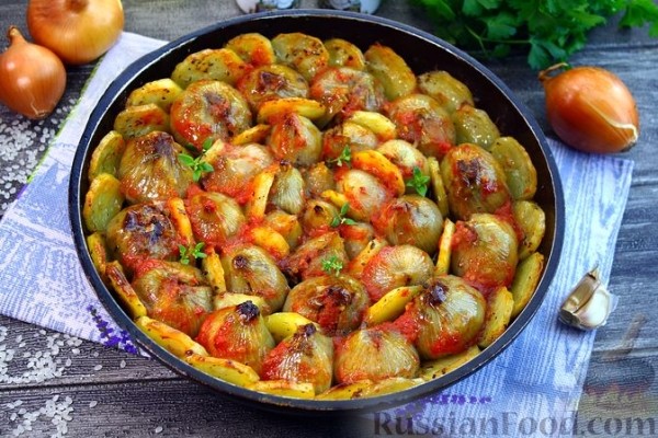 Лук, фаршированнный мясом, запеченный с картофелем