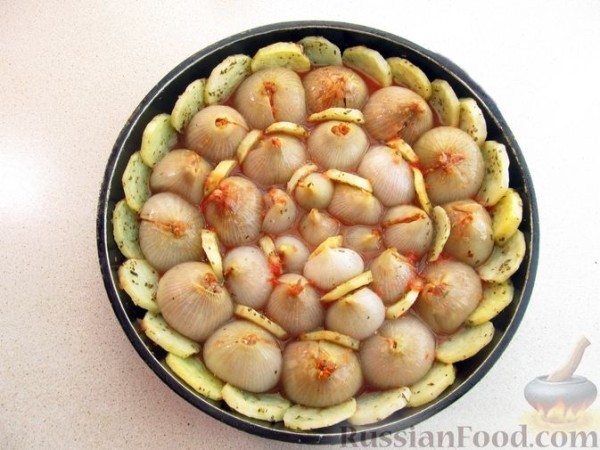 Лук, фаршированнный мясом, запеченный с картофелем