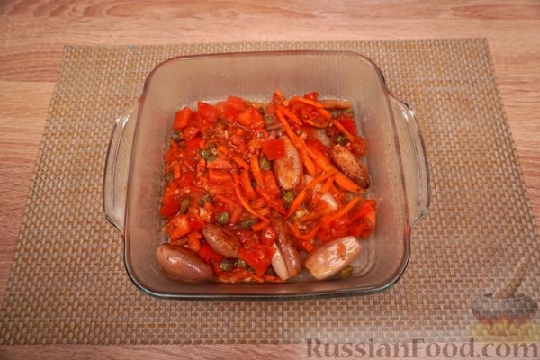 Тунец, запечённый с овощами, каперсами и фетой
