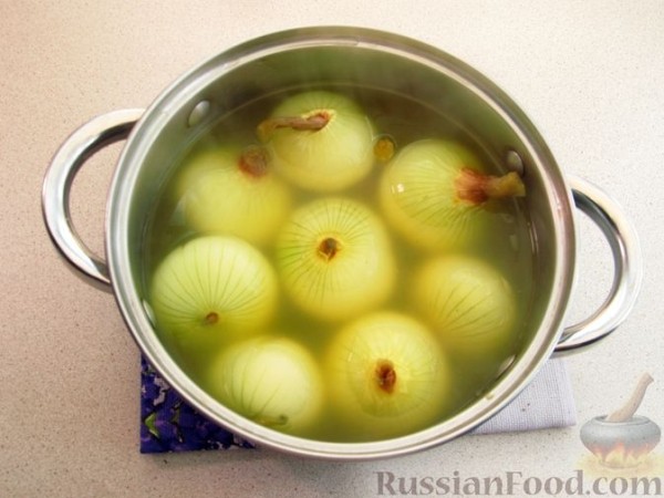 Лук, фаршированнный мясом, запеченный с картофелем