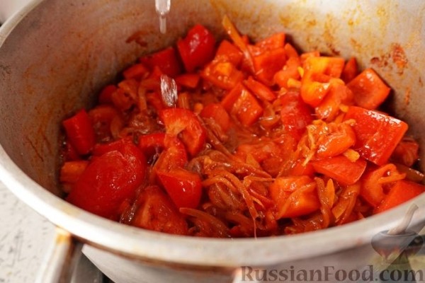 Свинина, тушенная с колбасками по-дебреценски