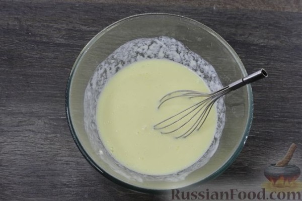 Заливной пирог из кабачкового теста, с яйцами, луком и плавленым сыром