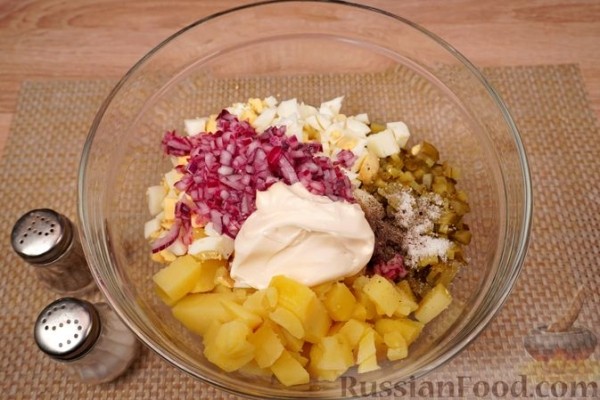 Картофельный салат с яйцами и огурцами