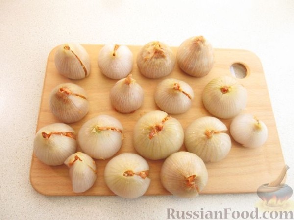 Лук, фаршированнный мясом, запеченный с картофелем