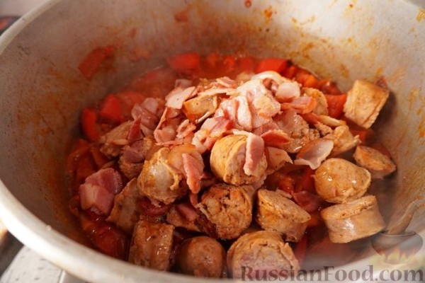 Свинина, тушенная с колбасками по-дебреценски