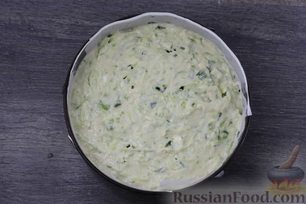 Заливной пирог из кабачкового теста, с яйцами, луком и плавленым сыром