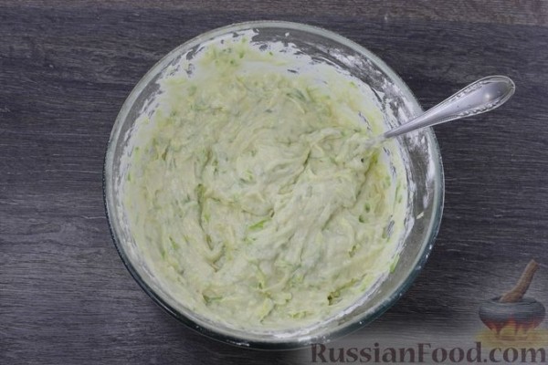 Заливной пирог из кабачкового теста, с яйцами, луком и плавленым сыром