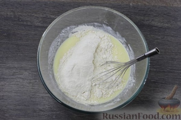 Заливной пирог из кабачкового теста, с яйцами, луком и плавленым сыром